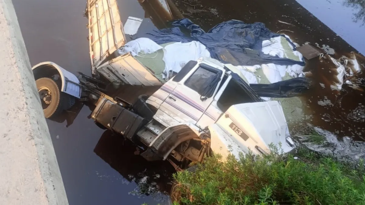 Un camión cayó a un arroyo sobre la ruta 14
