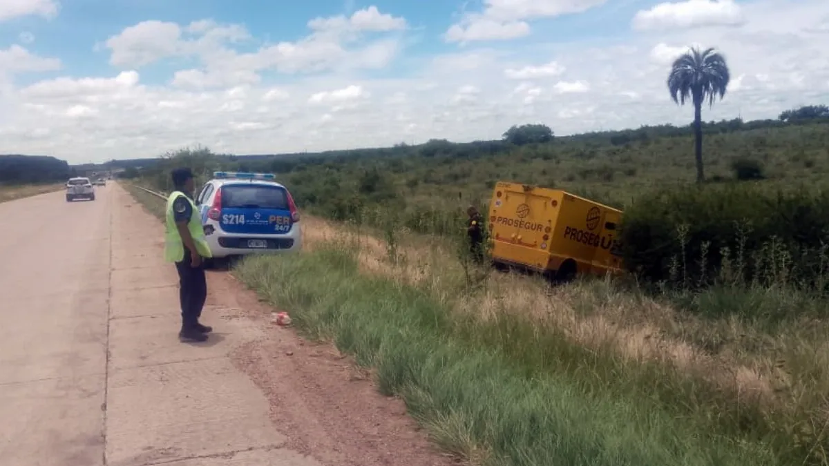 Despistó y volcó un camión de caudales en la ruta 14