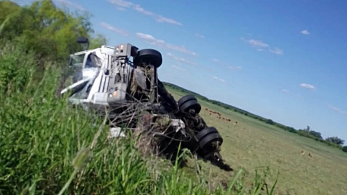Un camión volcó en la ruta 14
