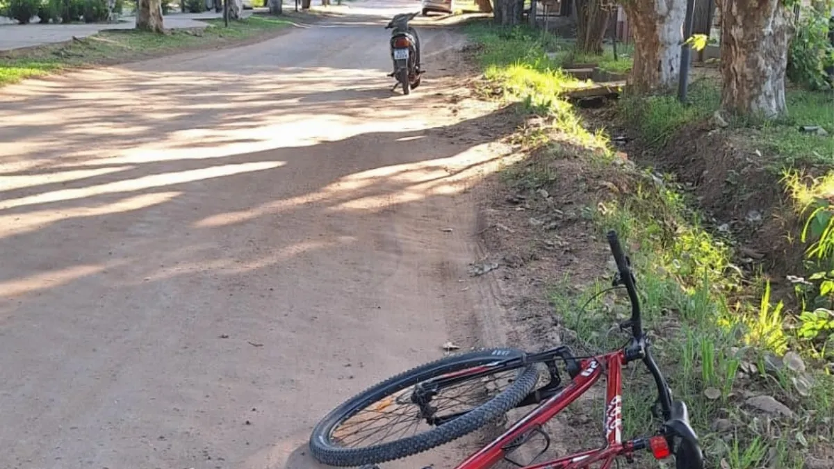 Una adolescente resultó con lesiones graves al caer de la bicicleta por esquivar un pozo