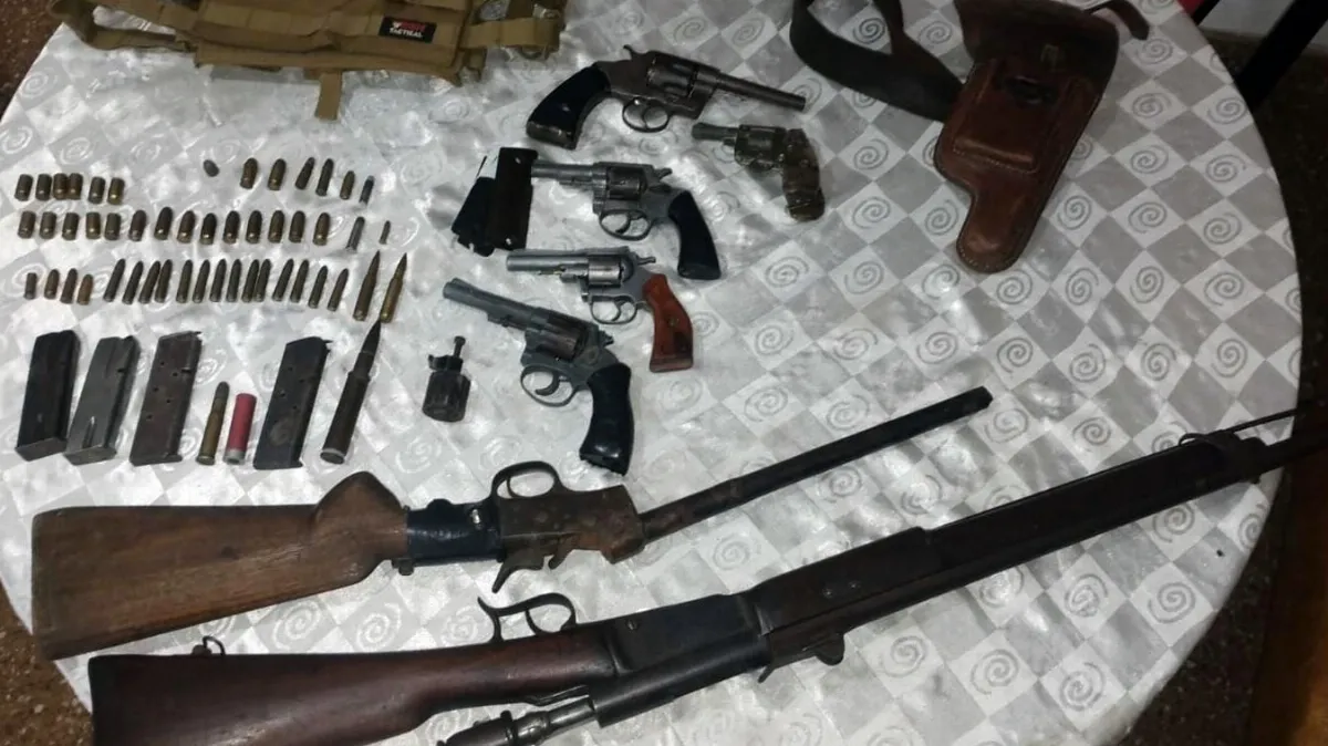 Operativos policiales en Paraná resultan en el secuestro de armas y municiones
