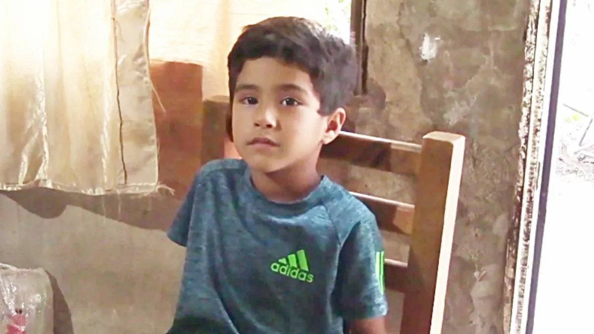 Familia busca ayuda para niño con pérdida auditiva severa