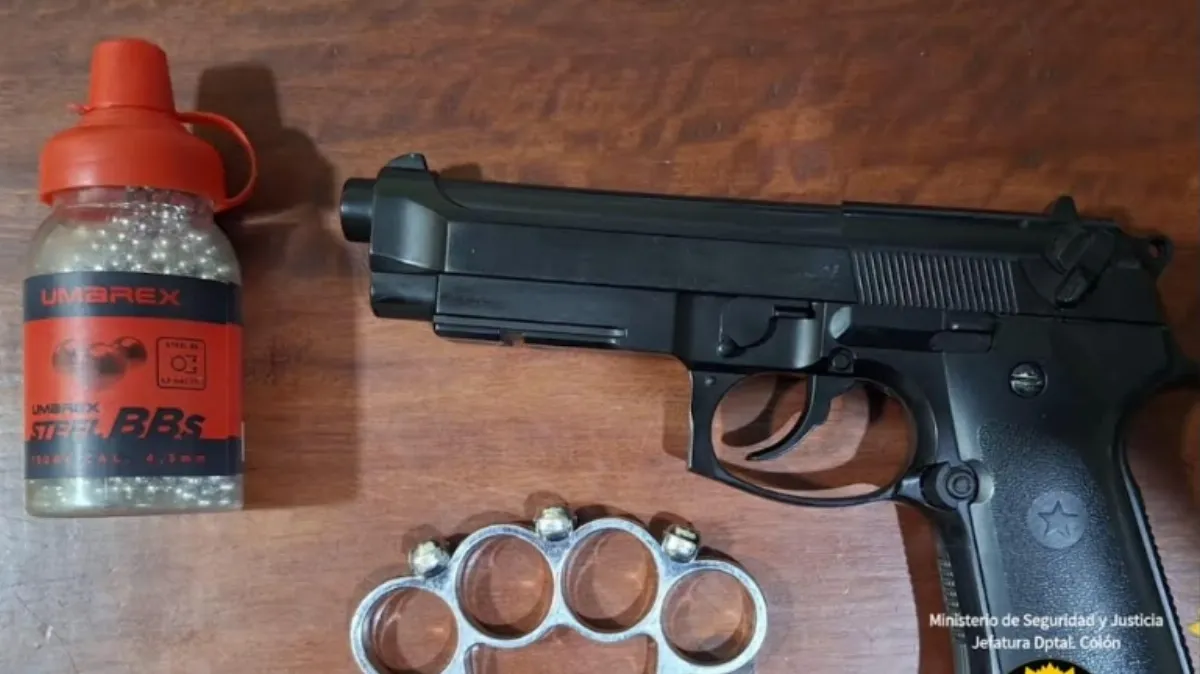 Le secuestraron la réplica de un arma a un grupo de menores