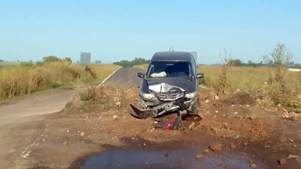 Automovilista colisionó contra un montículo de tierra en la autovía 18