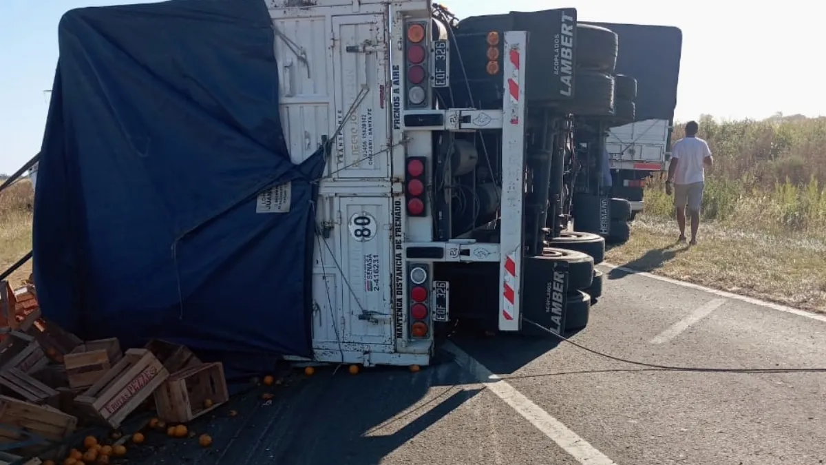 Un acoplado volcó en la ruta 18