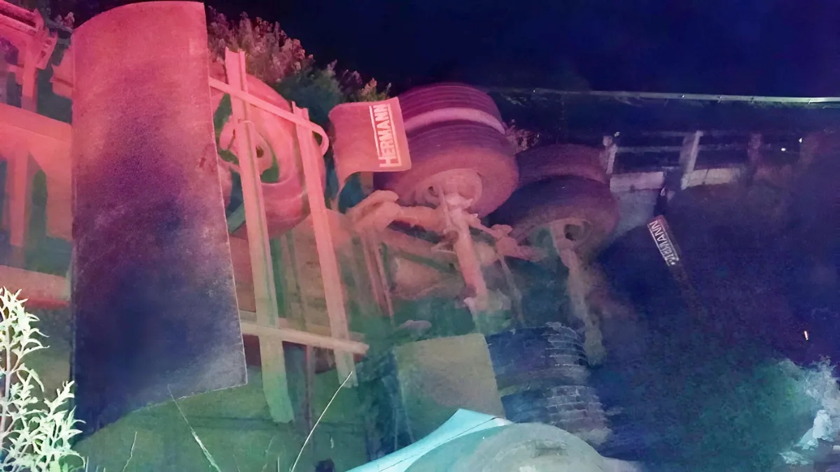 Un camión cayó desde un puente en la ruta 14