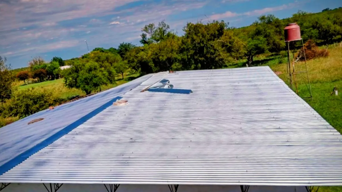 Realizan obras de saneamiento y mejoras en una escuela rural