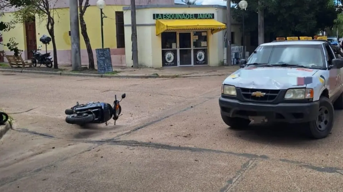 Tres personas lesionadas tras un choque entre una moto y una camioneta