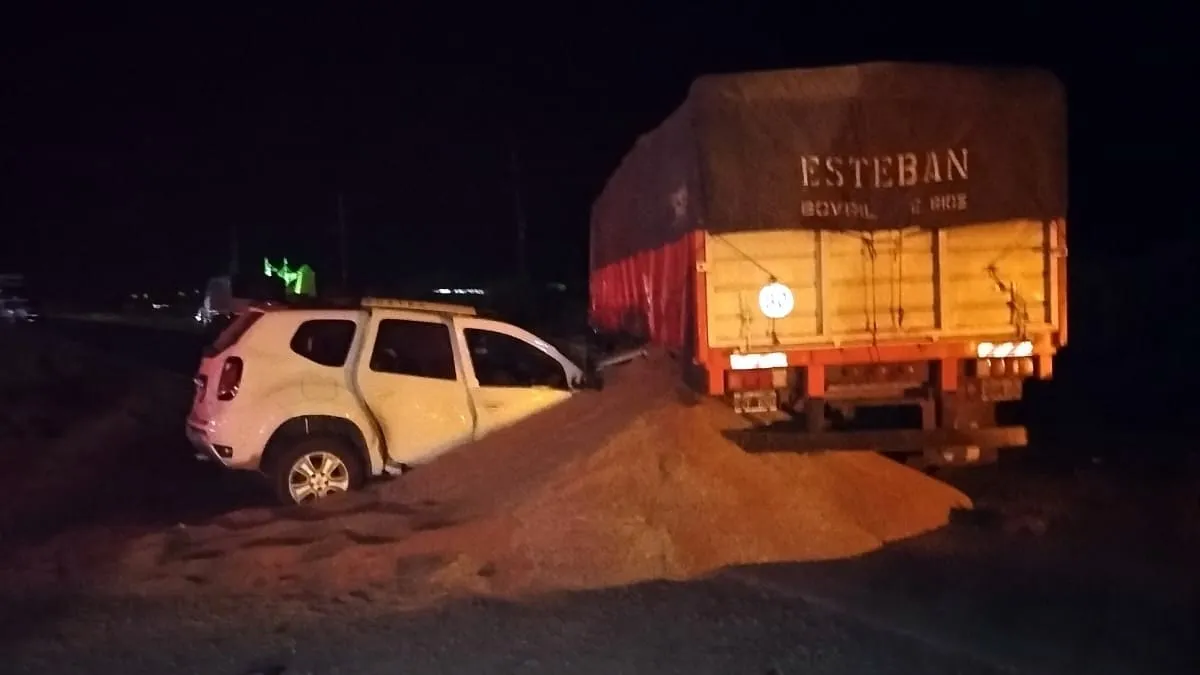 Tres personas murieron al chocar una camioneta y un camión en ruta 127