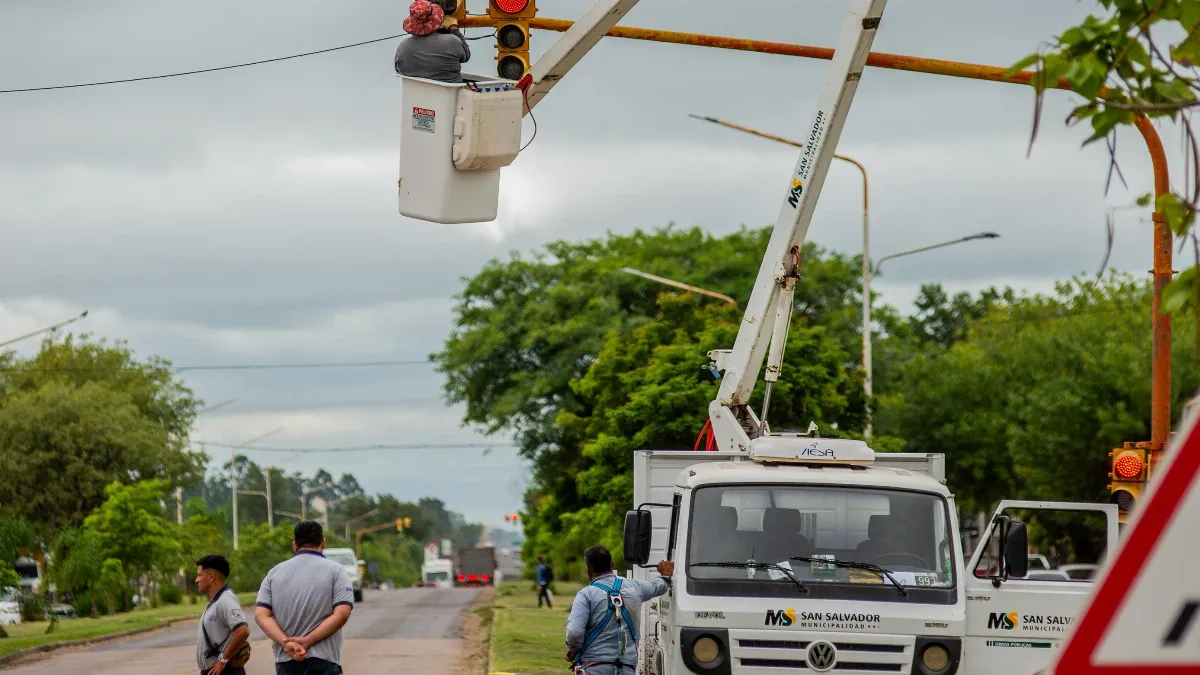 Alumbrado Público suma un camión con hidroelevador para mejorar el servicio