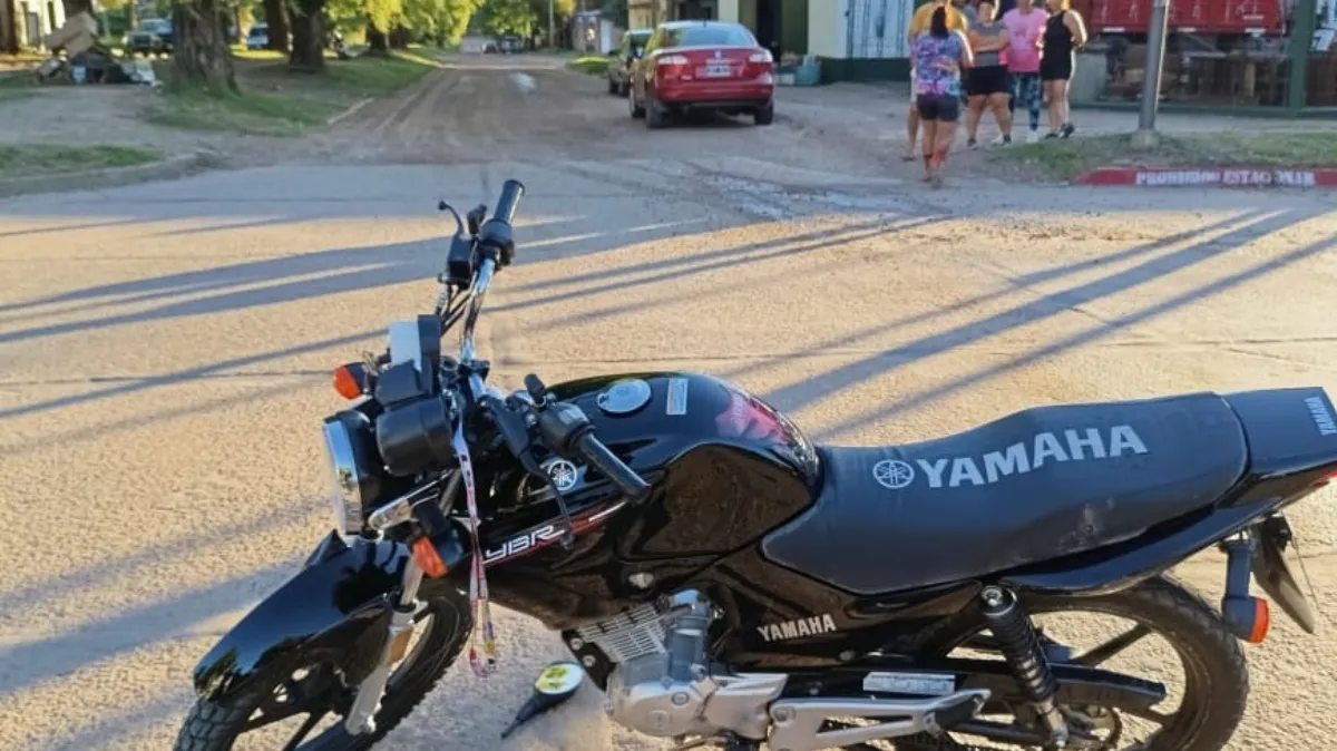 Adolescente lesionado tras un choque entre moto y auto en Colón