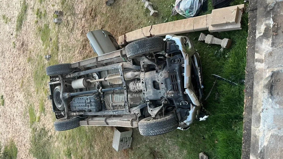 Una camioneta cayó a la parte baja de la costanera de Colón: un herido grave