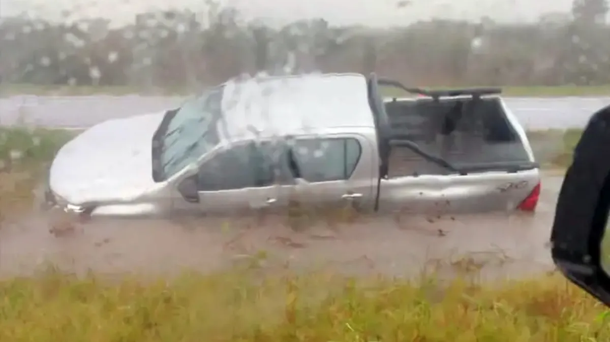 Una camioneta despistó en la ruta 18 y quedó dentro del agua