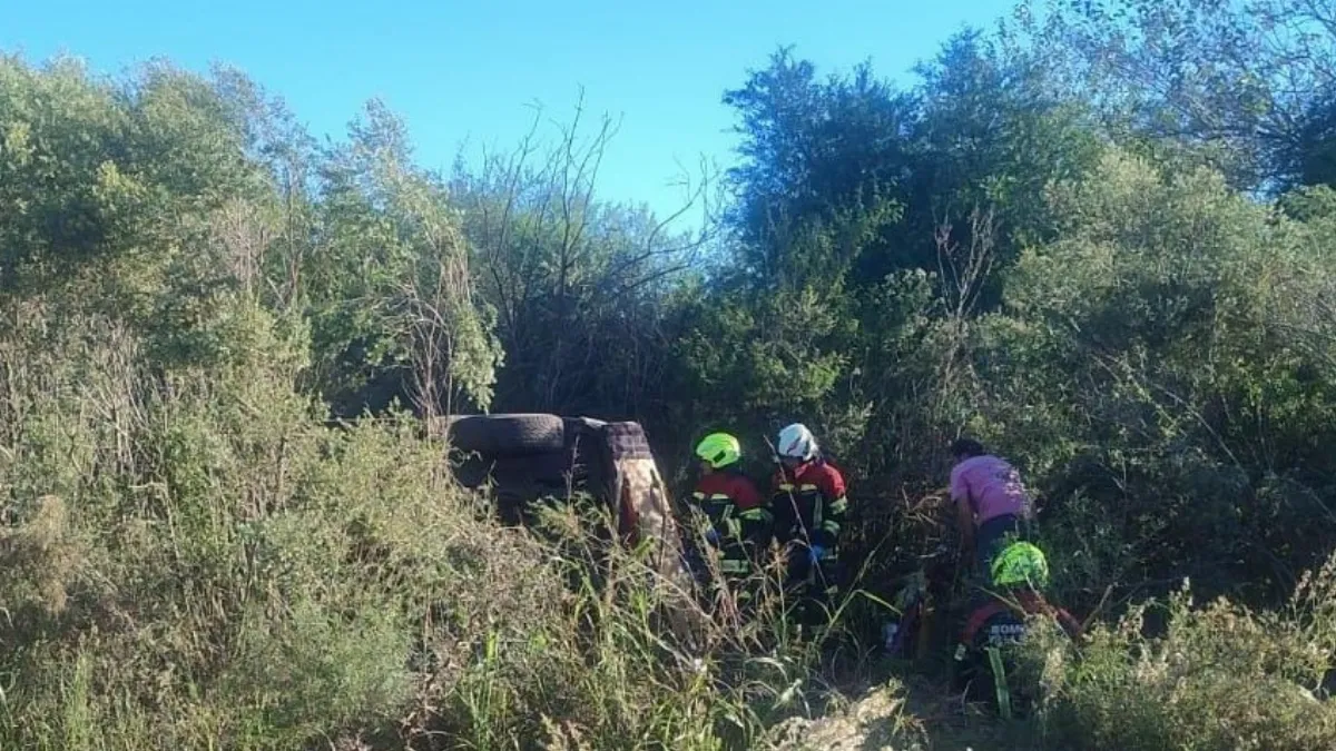 Vuelco de camioneta en camino rural dejó un hombre con lesiones de consideración