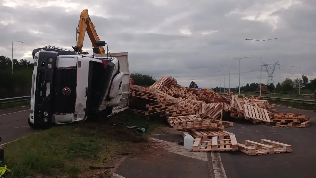 Vuelco de un camión en la autovía 14: el conductor quedó atrapado y fue hospitalizado