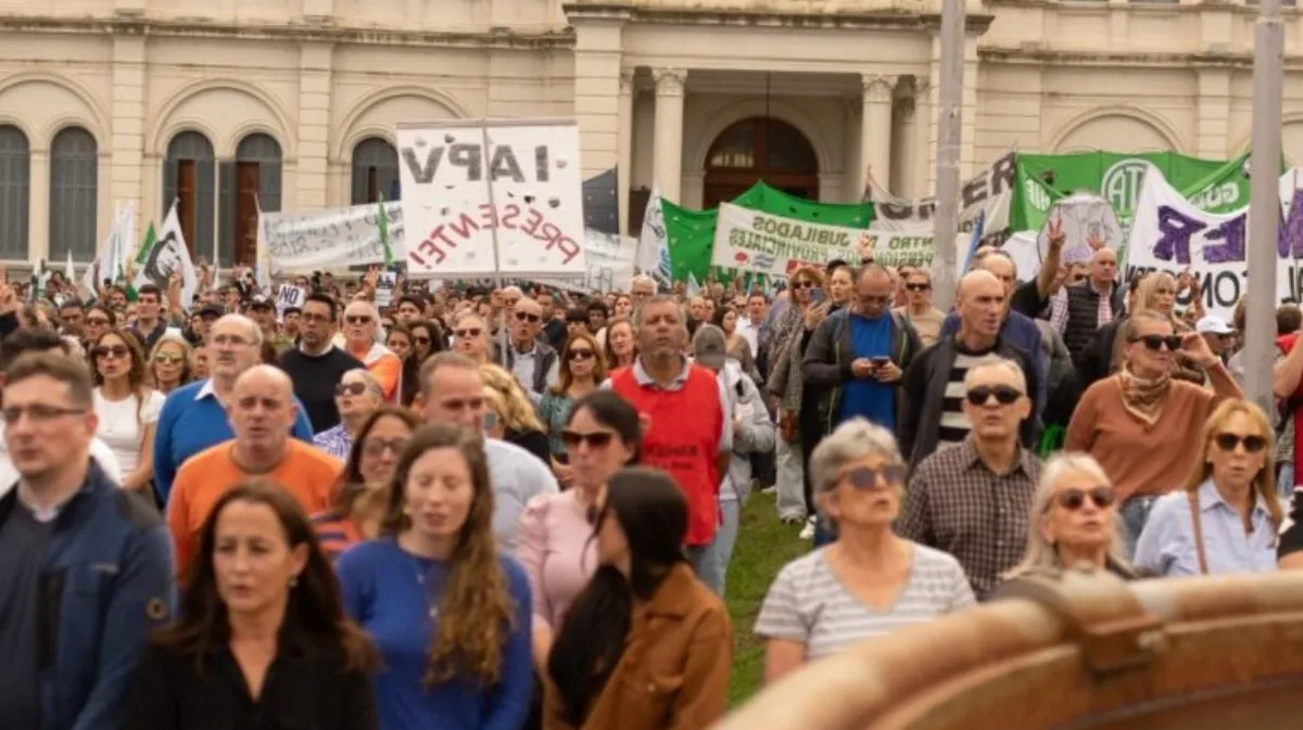 Fuerte movilización en defensa de la Caja de Jubilaciones: "Ni un paso atrás"