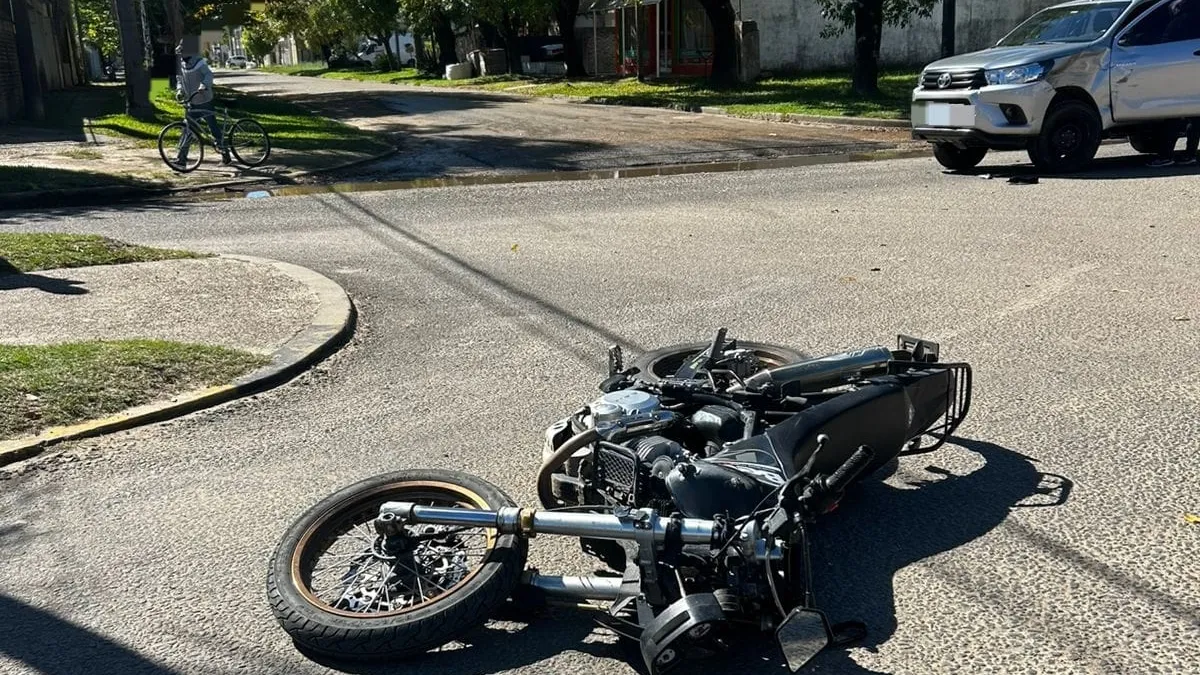 Dos menores hospitalizados tras un choque entre camioneta y moto en San Salvador