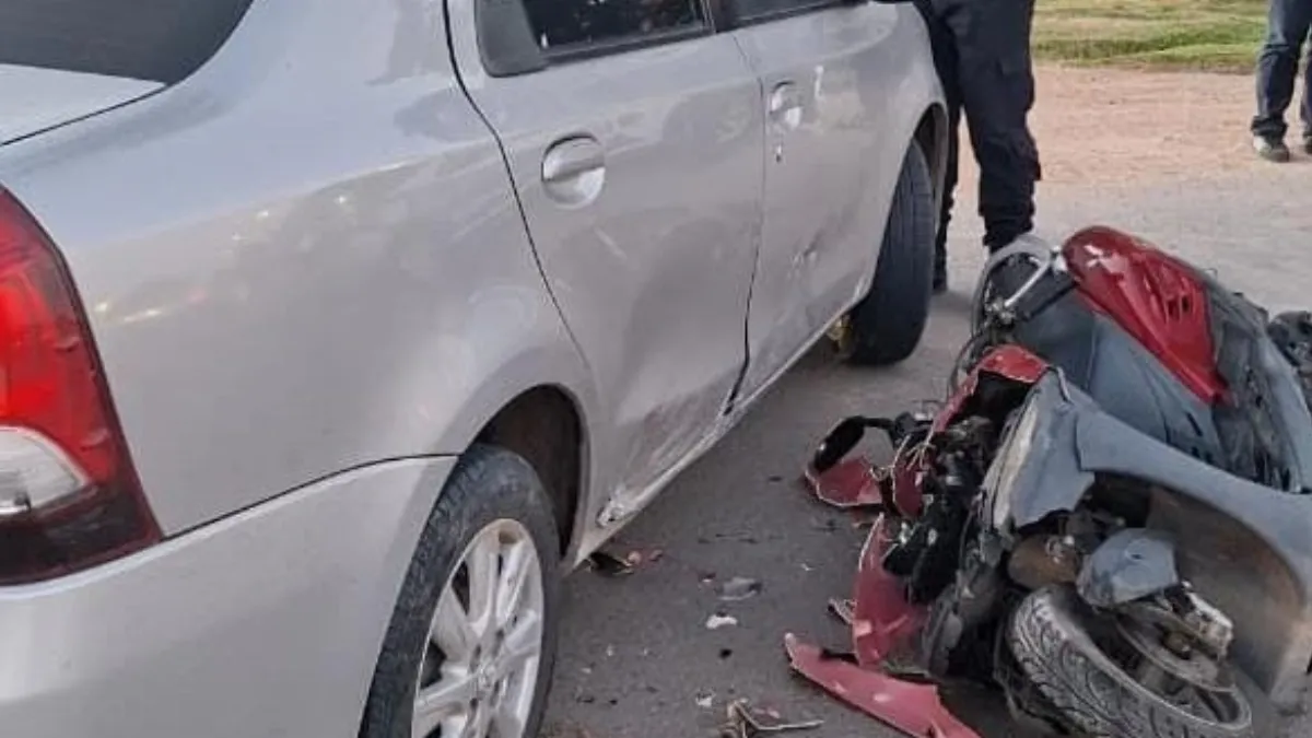 Grave siniestro vial en Colón: un motociclista fue operado tras chocar con un auto