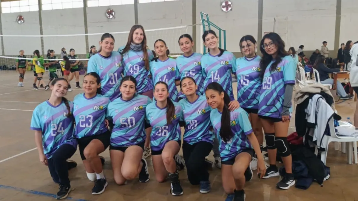 Sábado de vóley juvenil en el Polideportivo Municipal