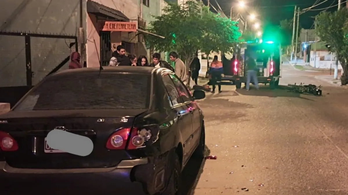 Conducía a alta velocidad, chocó un auto estacionado y terminó detenido