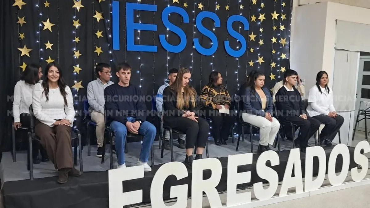 Emotiva colación de egresados del Instituto de Educación Superior San Salvador