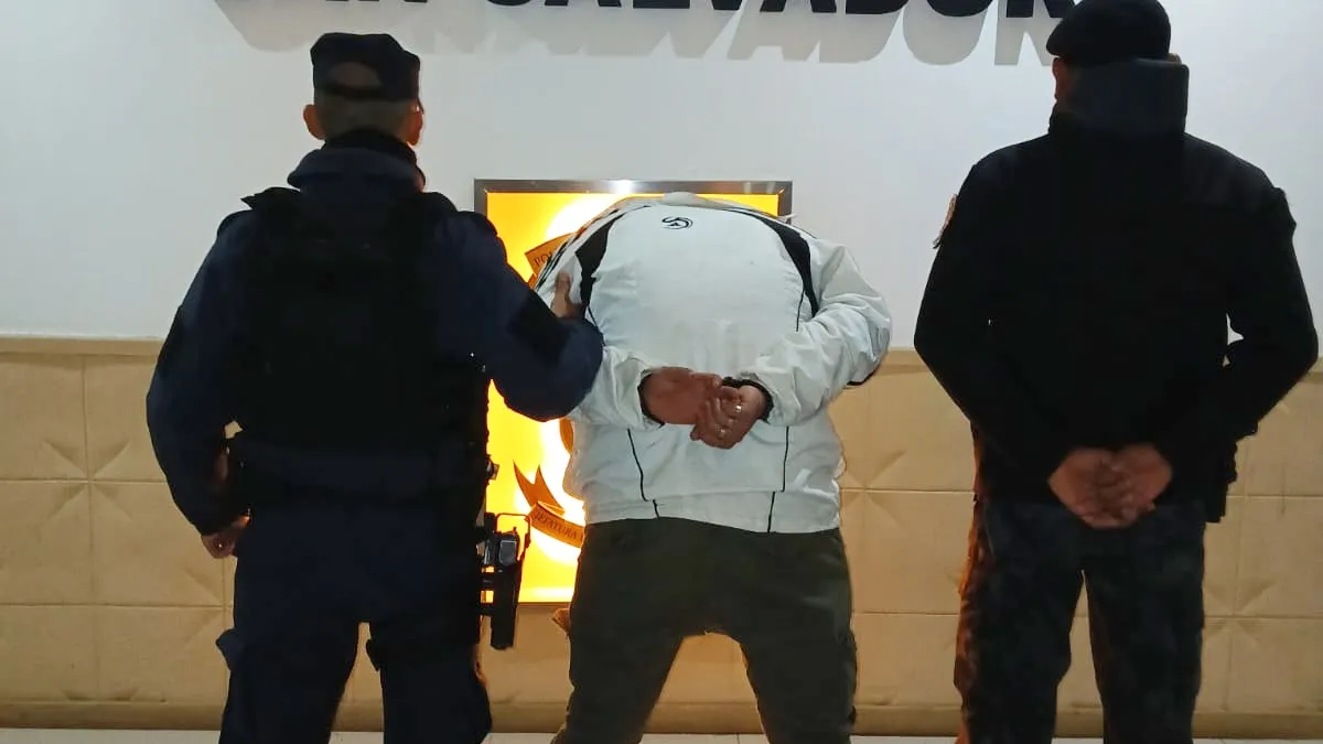 Agredió a policías cuando intervenían por un caso de violencia y terminó detenido