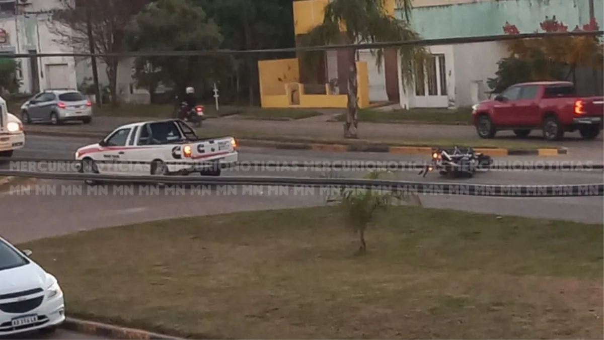 Choque entre una motocicleta y una camioneta en la travesía urbana de San Salvador