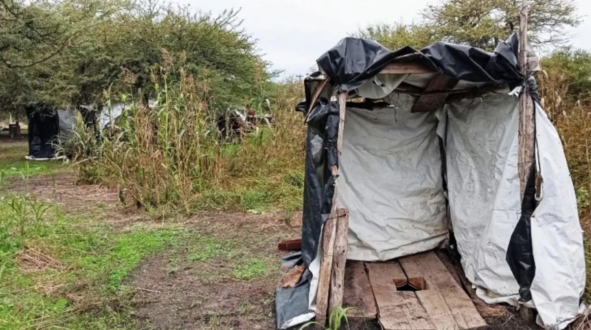Detectan trabajadores rurales viviendo en condiciones precarias en un campo de Villaguay