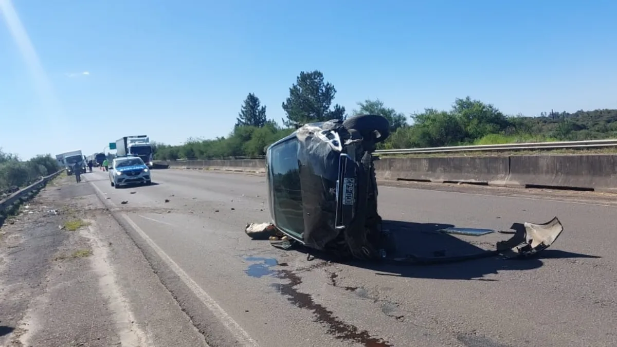 Vuelco en la ruta 14: una joven perdió el control tras morder la banquina