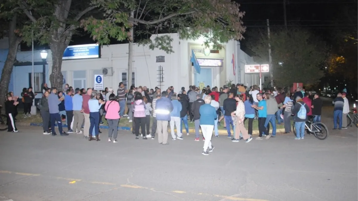 Reclamo ciudadano por la inseguridad en Villa Elisa: vecinos marcharon a la comisaría