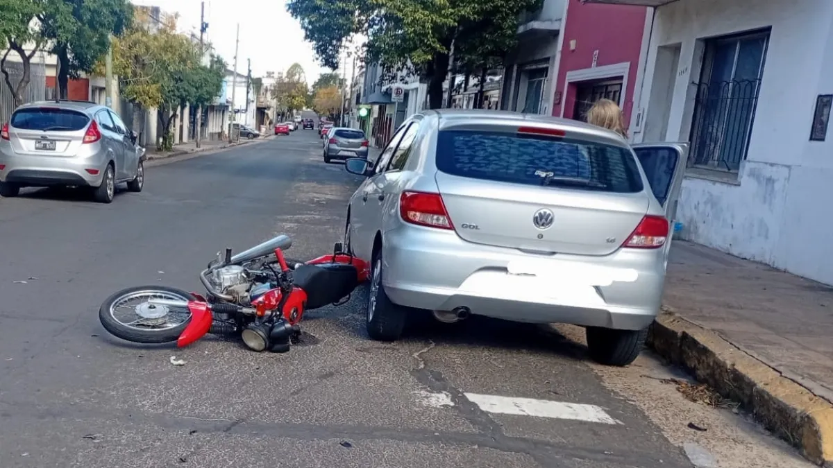 Triple impacto en Concordia dejó a un motociclista hospitalizado