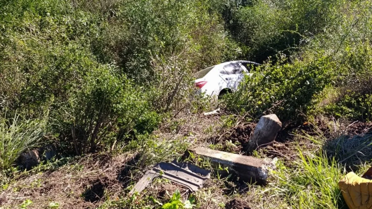 Un hombre perdió el control de su vehículo y despistó cerca de Los Charrúas