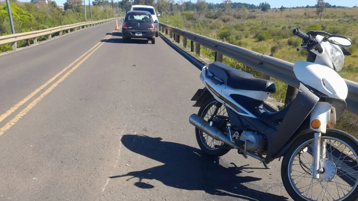 Motociclista herido tras un choque cerca del puente Alvear