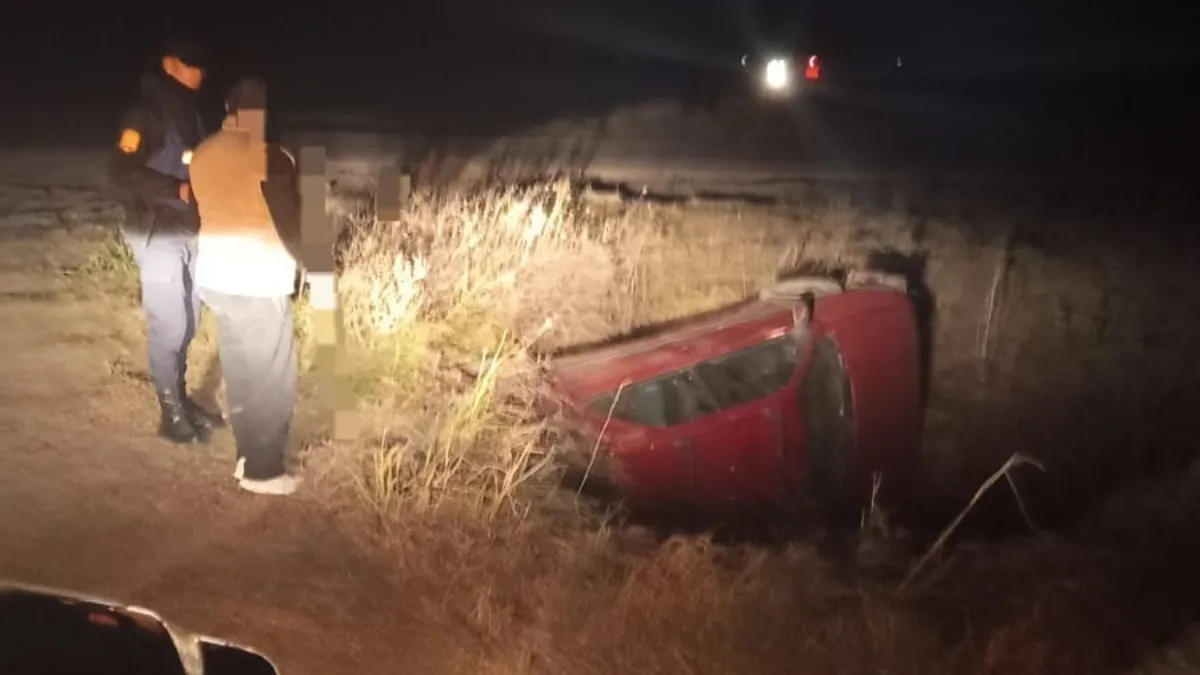 Despiste y vuelco en San Salvador: el conductor resultó con lesiones leves Despiste y vuelco en San Salvador: el conductor resultó con lesiones leves