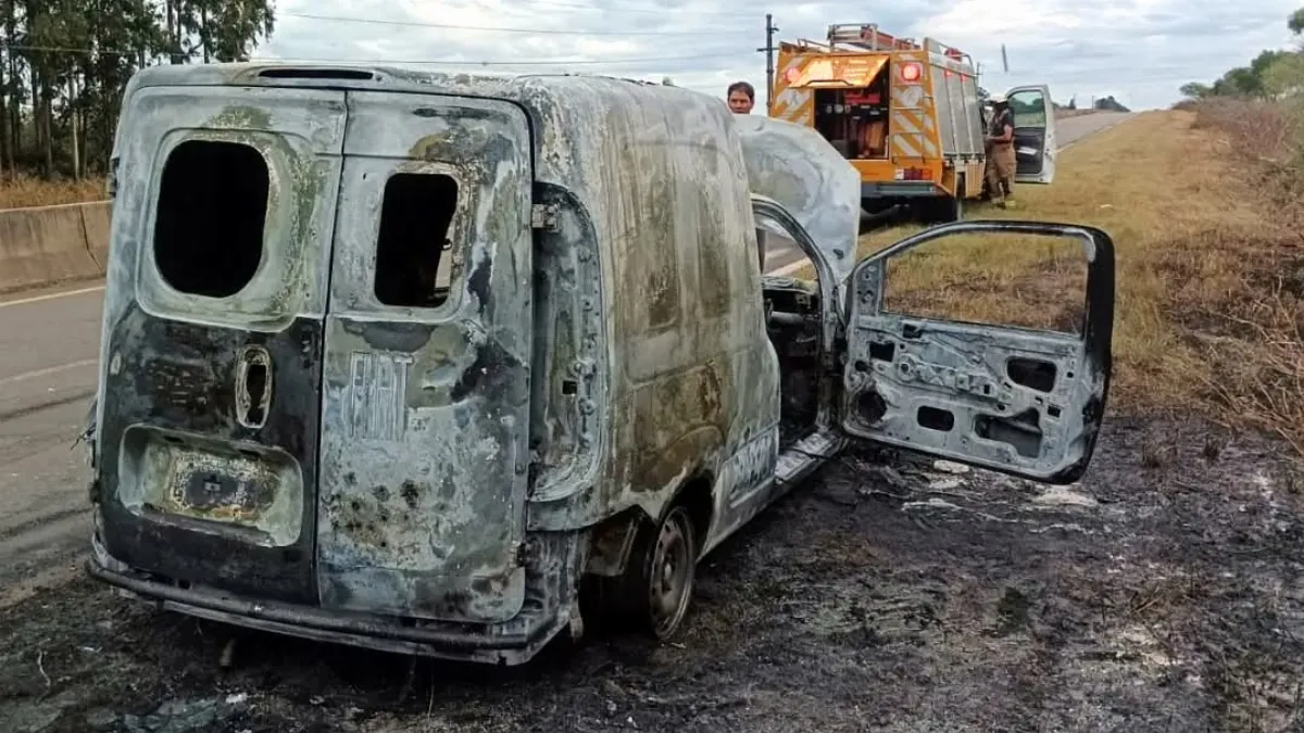 Un utilitario se consumió por las llamas en la ruta 18