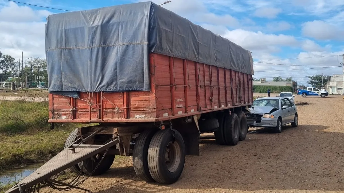 Una mujer y tres niños resultaron afectados tras chocar contra un acoplado