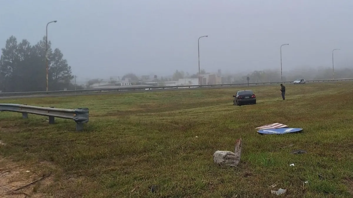 Colisión entre dos automóviles en la rotonda de acceso a San José por ruta 14