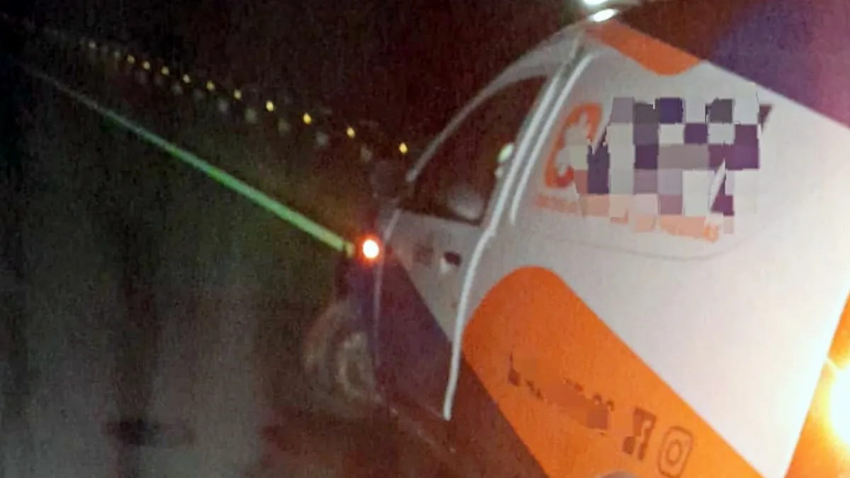 Una ambulancia chocó contra tambores de señalización sobre la ruta 18