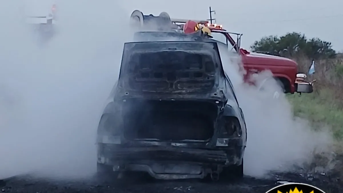 Un automóvil se incendió por completo sobre la ruta 39