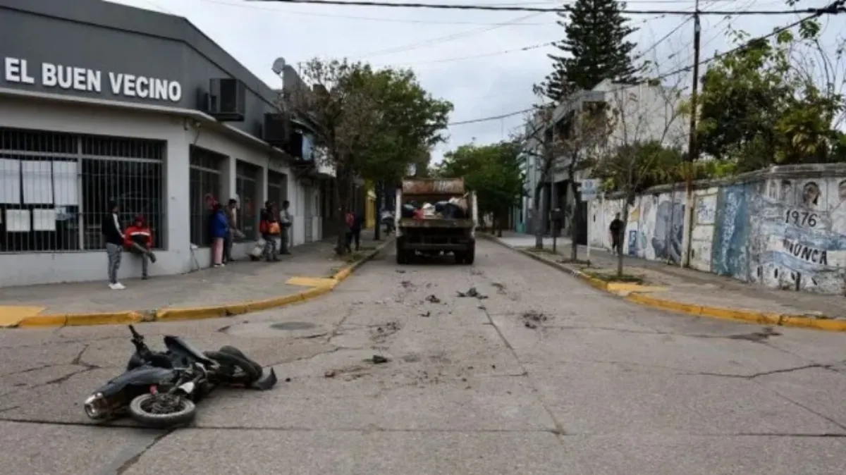 Murió un adolescente tras chocar en moto contra un camión recolector en La Paz