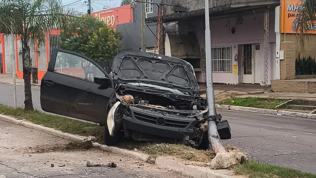 Una camioneta impactó contra un poste de luz en Concordia