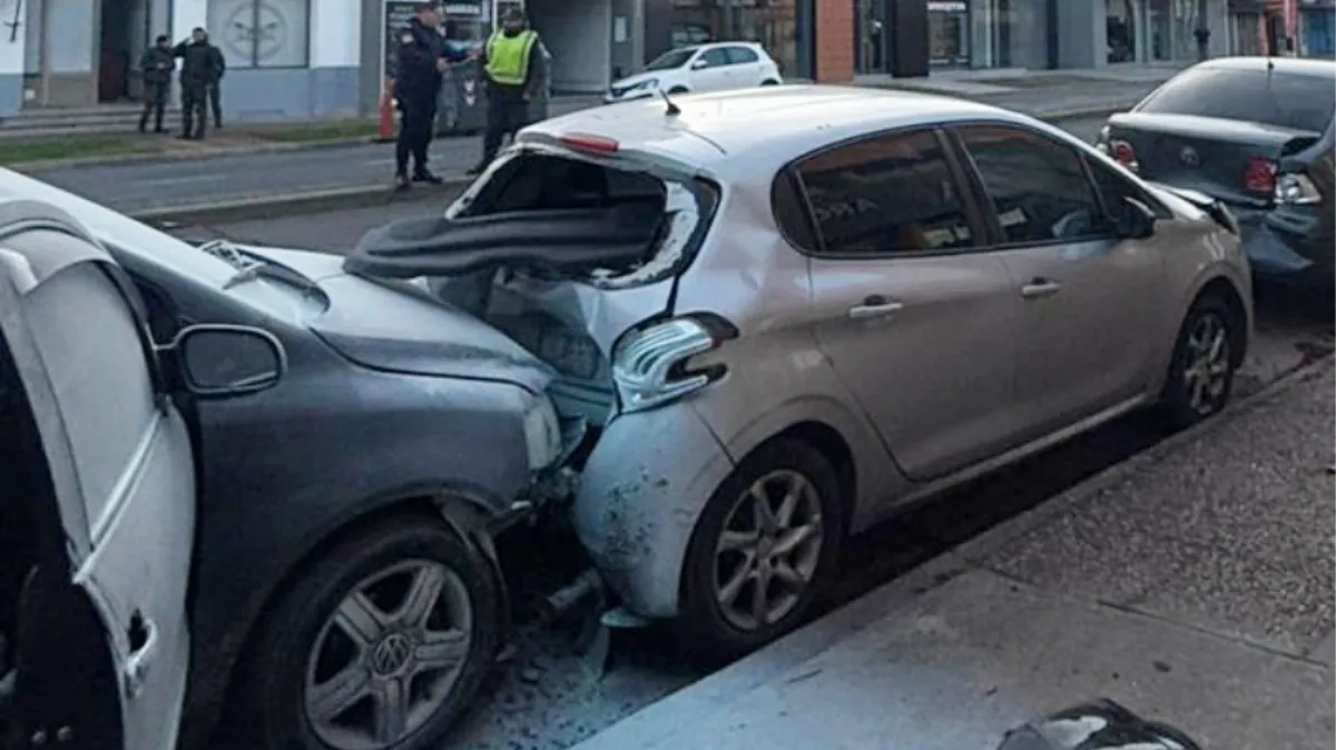 Chocó tres vehículos estacionados y terminó trasladado al hospital en Paraná