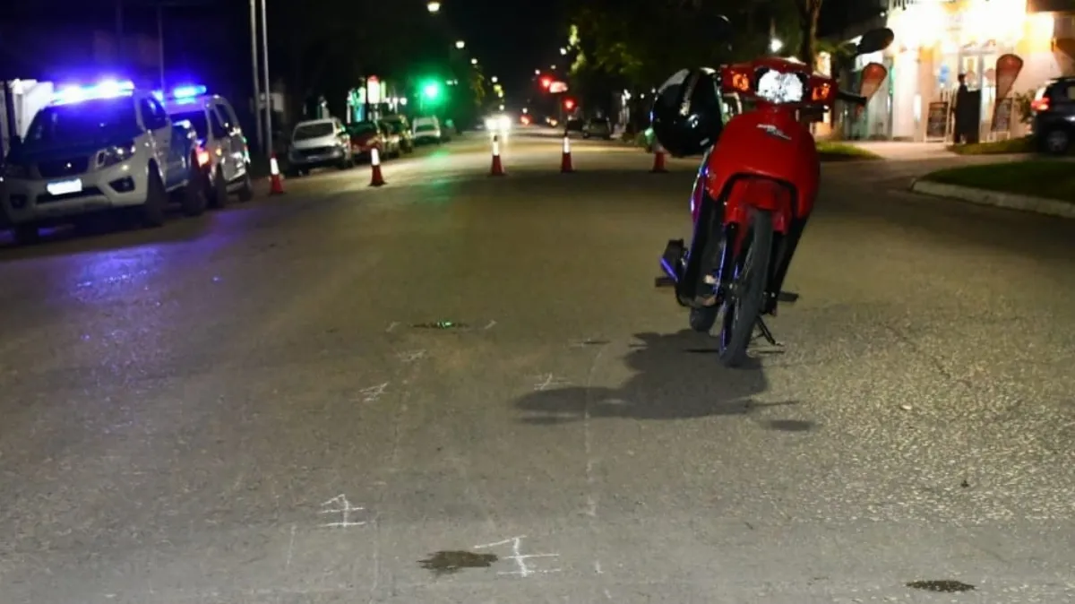 Se cayó de su moto, sufrió lesiones graves y se la retuvieron por estar floja de papeles