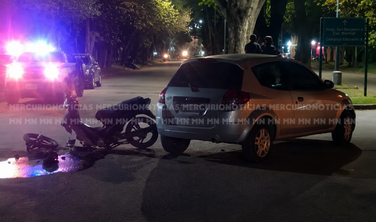 Un motociclista sufrió graves lesiones tras chocar con un automóvil en Colón