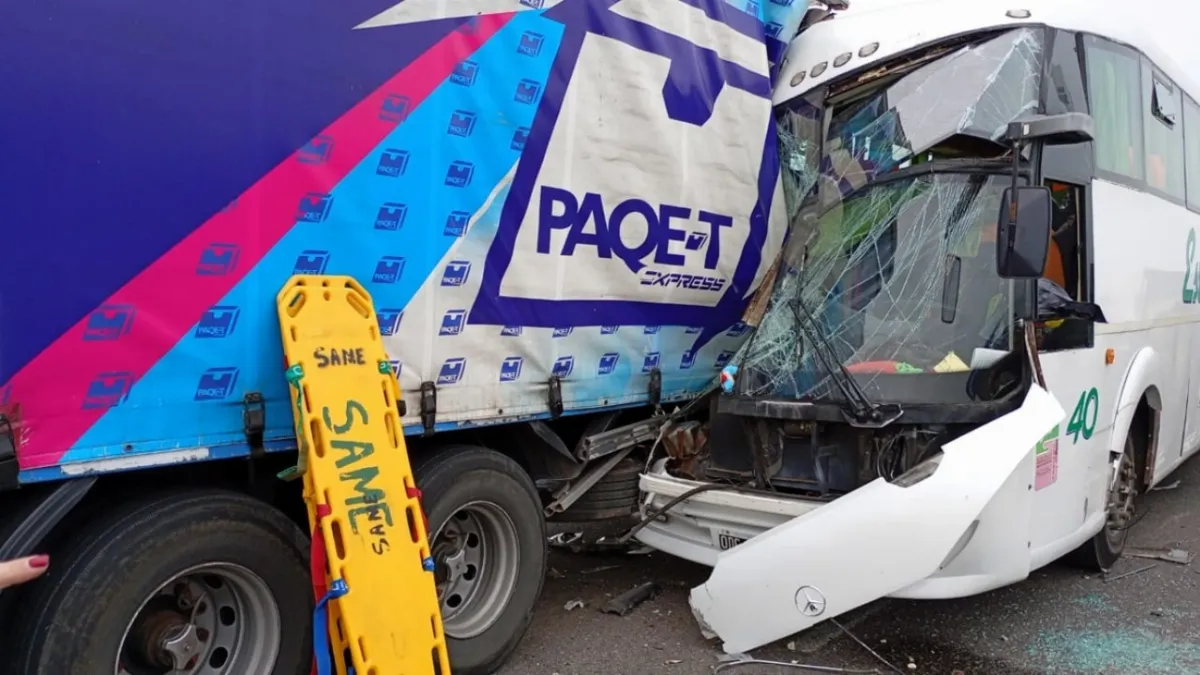 Un colectivo de Concordia chocó contra un camión en la Panamericana y hubo varios heridos Un colectivo de Concordia chocó contra un camión en la Panamericana y hubo varios heridos
