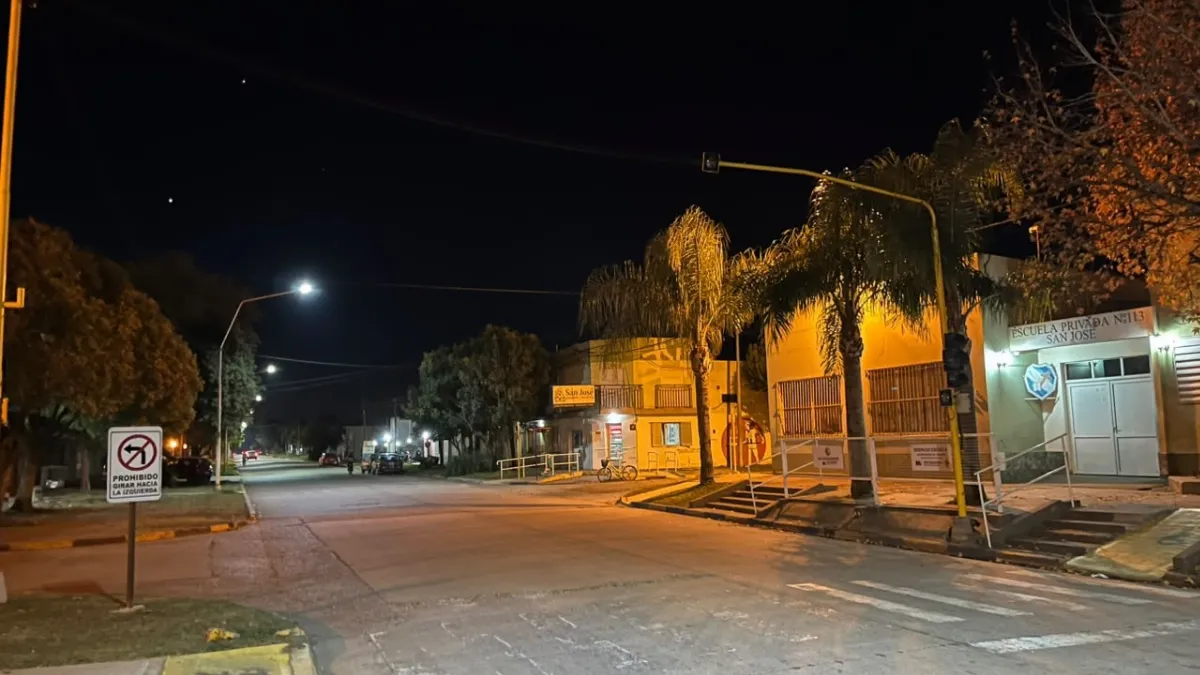 Advierten que están fuera de servicio los semáforos frente a la Escuela 113