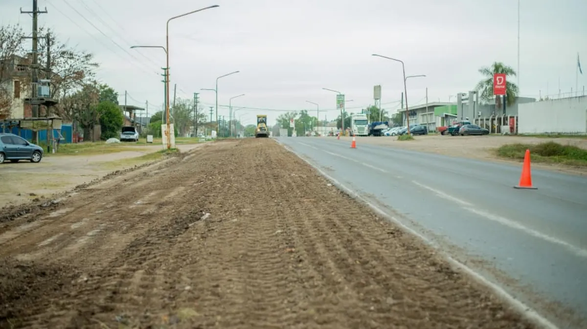 Realizan trabajos de mantenimiento en las banquinas de la ruta 18 en la travesía urbana