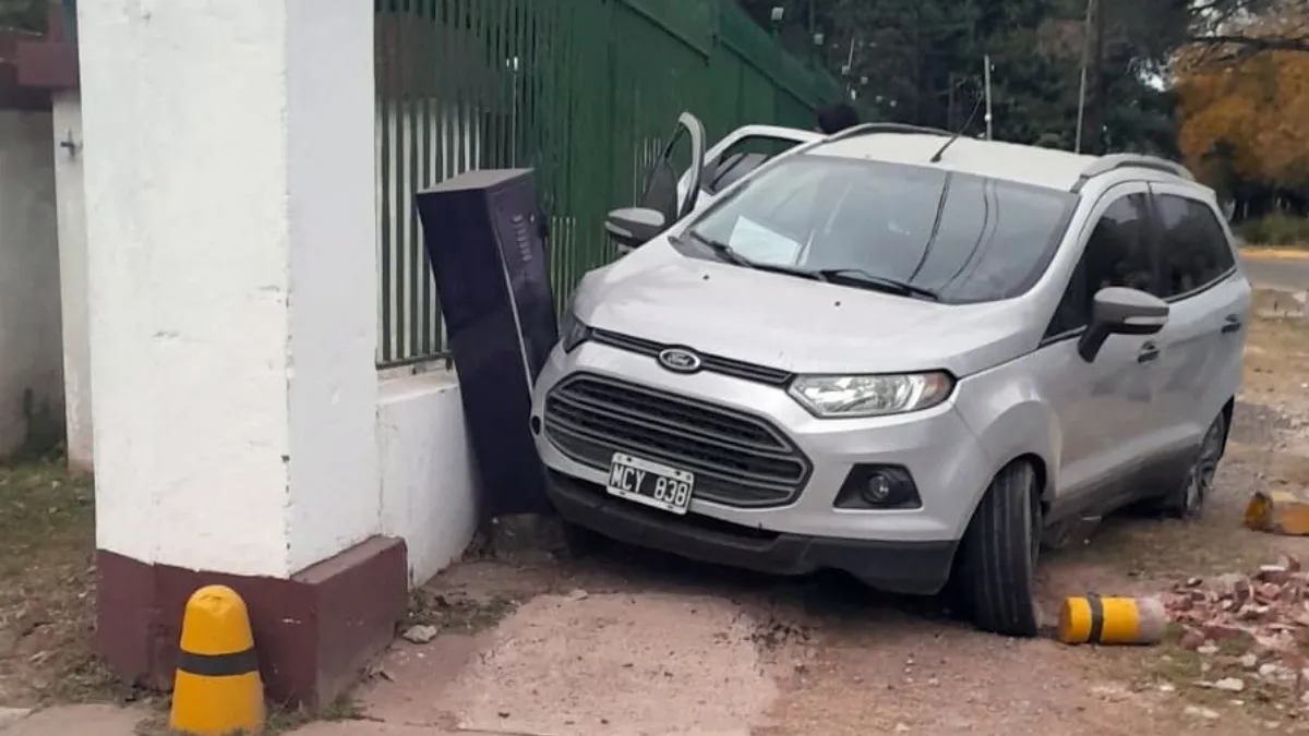 Una conductora alcoholizada chocó contra el ingreso del Hospital Militar de Paraná