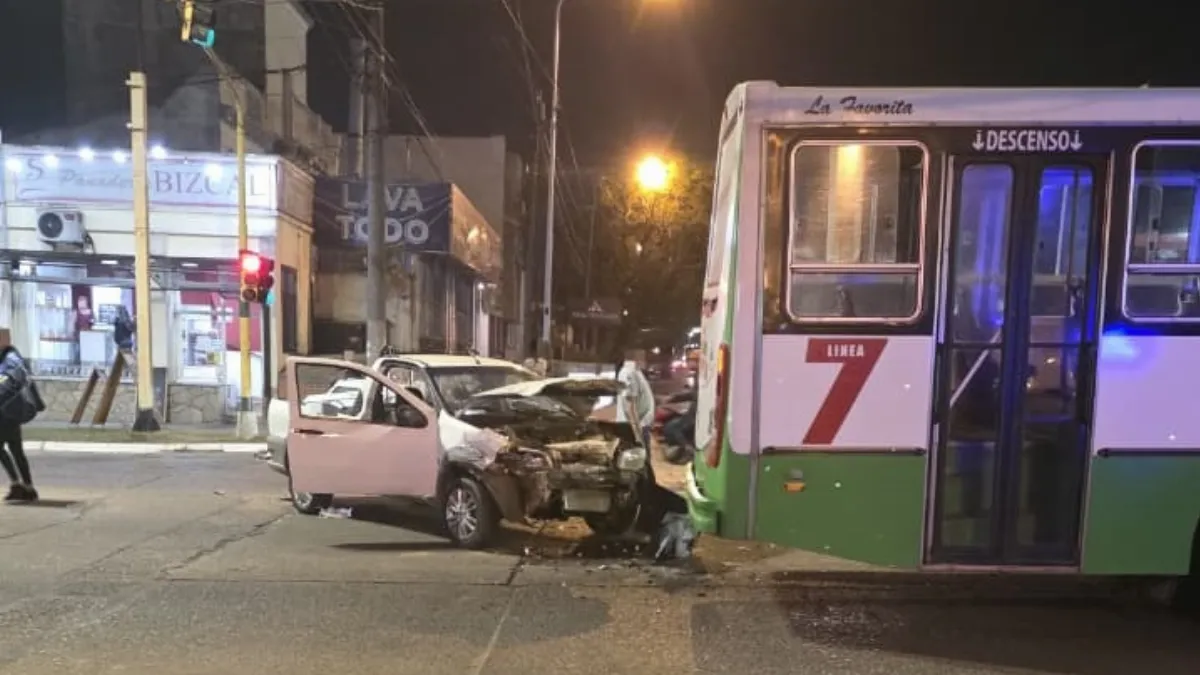 Dos personas resultaron heridas tras un choque entre un colectivo y una camioneta