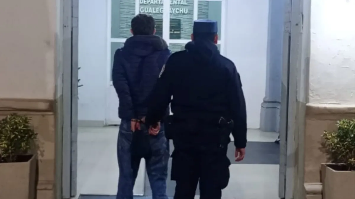 Detuvieron a un motociclista tras una persecución que terminó con un choque contra un patrullero